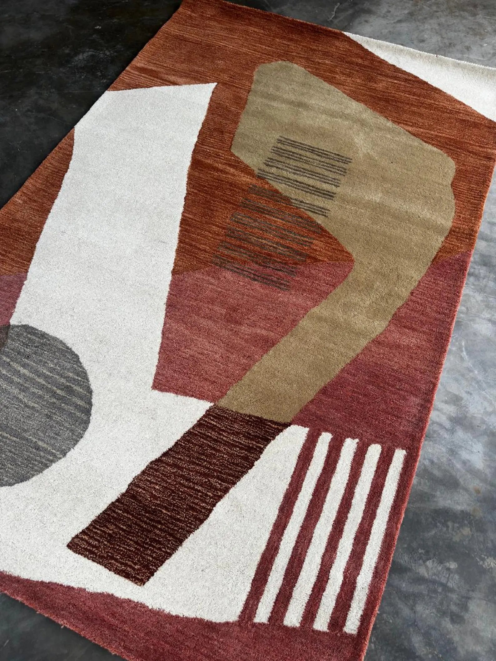 Elegant Premium Hand-Tufted Wool Floral Rug – White & Red Stylish Interior Carpet