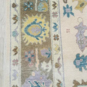 Hand-Knotted Vintage Oushak Rug – Elegant Beige Floral Carpet