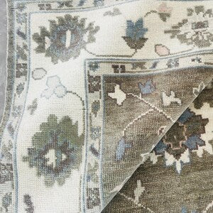 Hand-Knotted Grey Oushak Wool Rug – Pastel Floral Interior Carpet