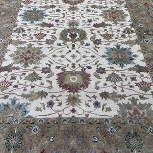 Hand-Knotted Oushak Rug – Vintage Ivory Turkish Oriental Carpet