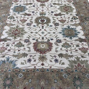 Hand-Knotted Oushak Rug – Vintage Ivory Turkish Oriental Carpet
