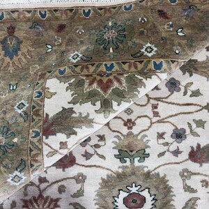 Hand-Knotted Oushak Rug – Vintage Ivory Turkish Oriental Carpet