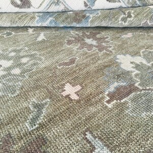 Hand-Knotted Grey Oushak Wool Rug – Pastel Floral Interior Carpet