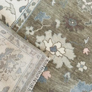 Hand-Knotted Grey Oushak Wool Rug – Pastel Floral Interior Carpet